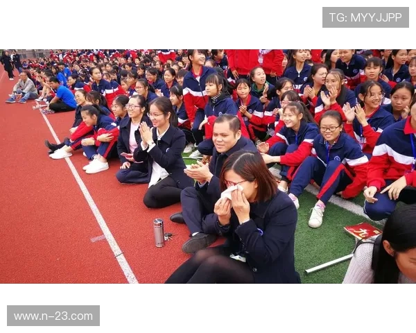 阿莫林与伴侣驾驶跑车畅游曼市 似享自由奔跑般激情运动