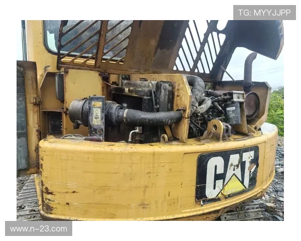 挖掘机水箱散热器外部清理